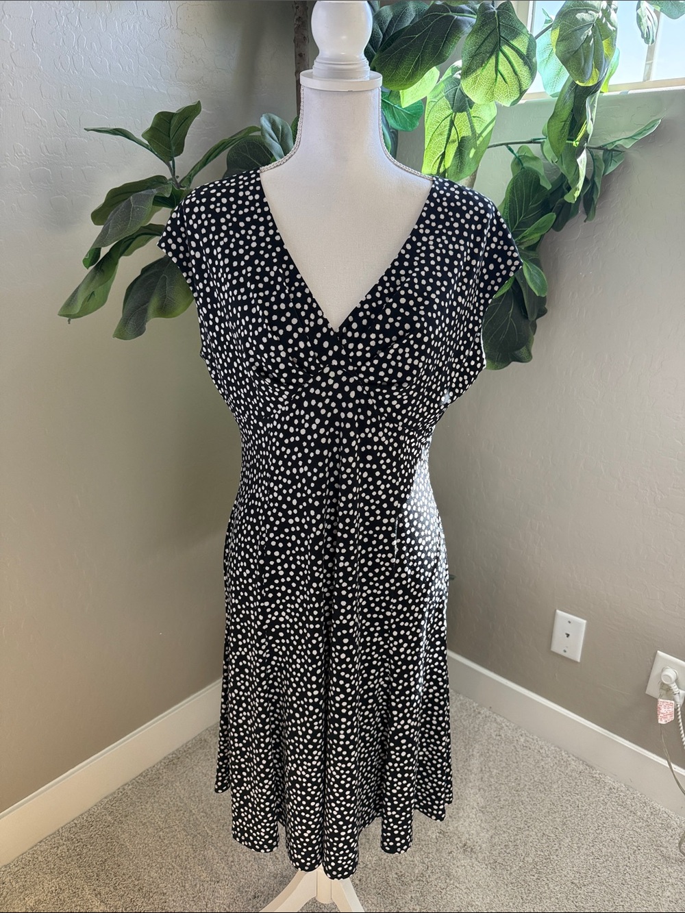 Jones New York Women's Black and White Polka Dot V-Neck Dress